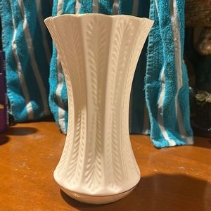 Hankook Bone china vase